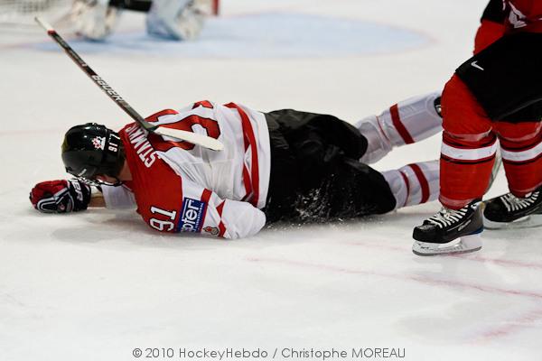 Hockey mondial 10: Le Canada écrasé — Reportage