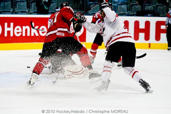 Hockey mondial 10: Le Canada écrasé — Reportage
