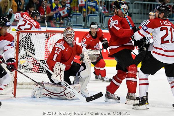 Hockey mondial 10: Le Canada écrasé — Reportage