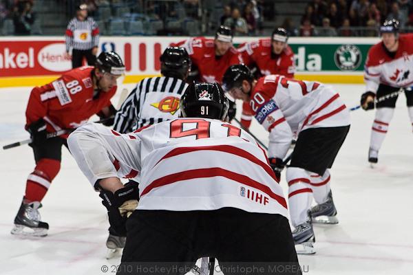 Hockey mondial 10: Le Canada écrasé — Reportage