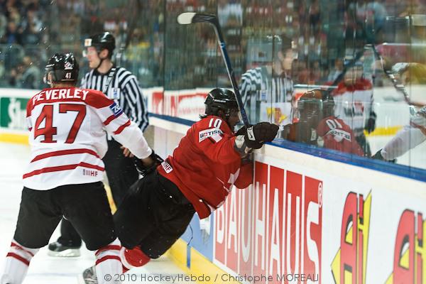 Hockey mondial 10: Le Canada écrasé — Reportage