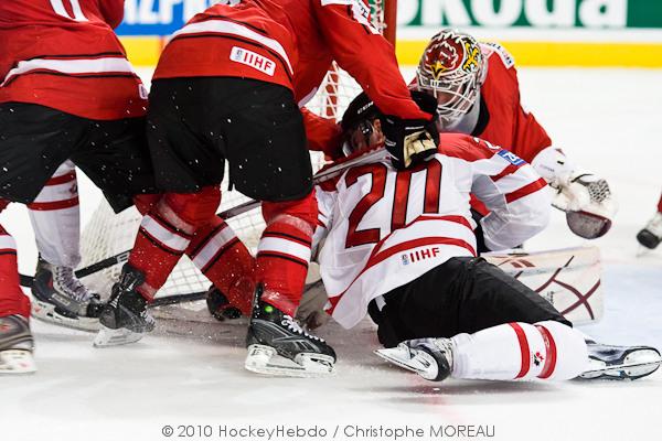 Hockey mondial 10: Le Canada écrasé — Reportage