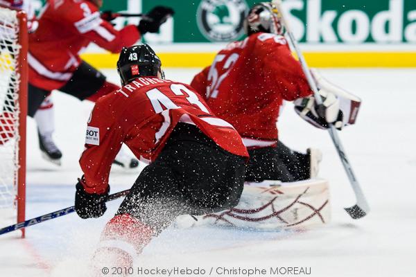 Hockey mondial 10: Le Canada écrasé — Reportage