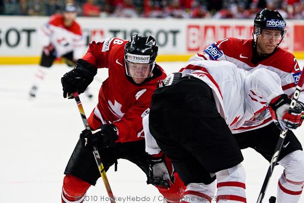 Hockey mondial 10: Le Canada écrasé — Reportage