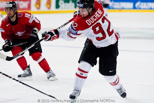 Hockey mondial 10: Le Canada écrasé — Reportage