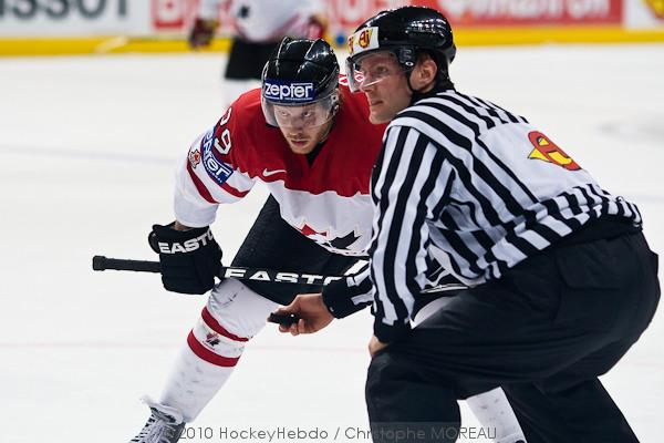 Hockey mondial 10: Le Canada écrasé — Reportage