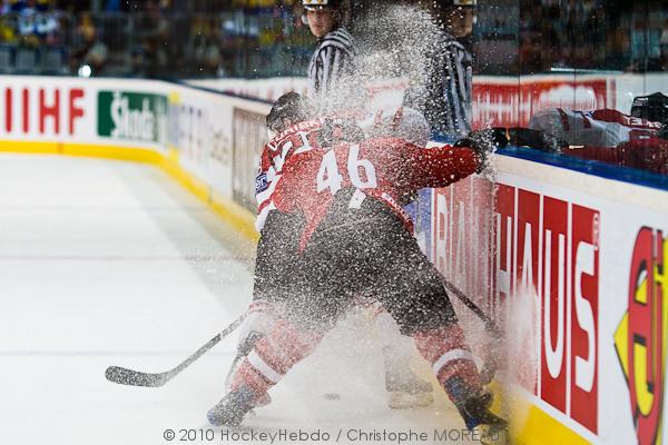 Hockey mondial 10: Le Canada écrasé — Reportage