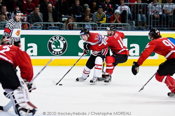 Hockey mondial 10: Le Canada écrasé — Reportage