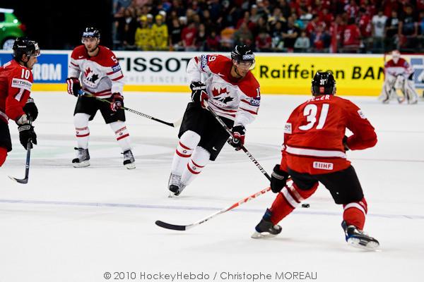 Hockey mondial 10: Le Canada écrasé — Reportage
