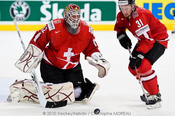 Hockey mondial 10: Le Canada écrasé — Reportage