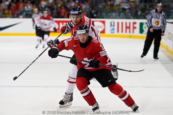 Hockey mondial 10: Le Canada écrasé — Reportage
