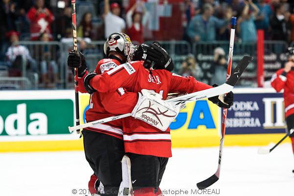 Hockey mondial 10: Le Canada écrasé — Reportage