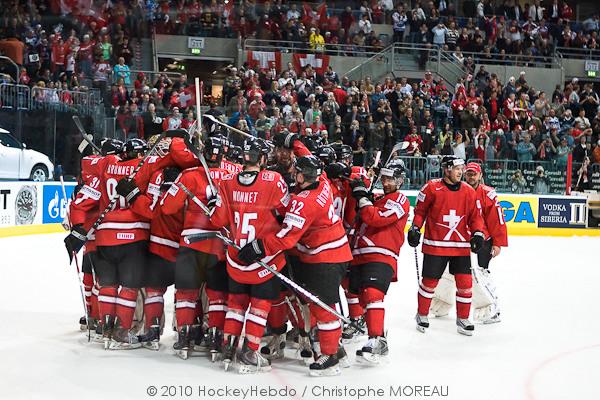 Hockey mondial 10: Le Canada écrasé — Reportage