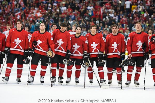 Hockey mondial 10: Le Canada écrasé — Reportage