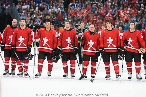 Hockey mondial 10: Le Canada écrasé — Reportage