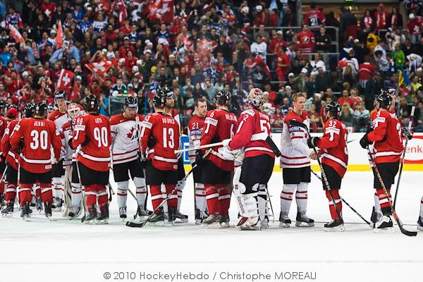 Hockey mondial 10: Le Canada écrasé — Reportage
