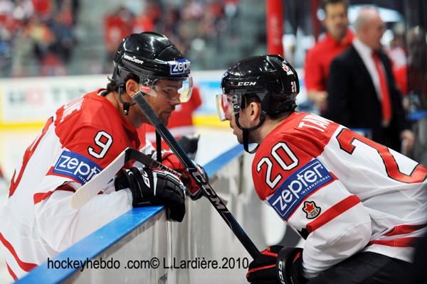 Hockey mondial 10: Le Canada écrasé — Reportage