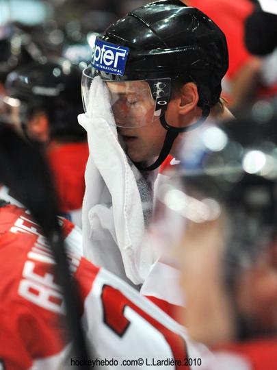 Hockey mondial 10: Le Canada écrasé — Reportage