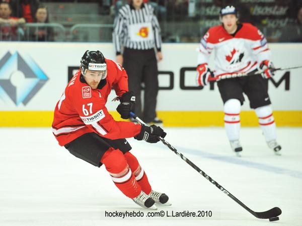 Hockey mondial 10: Le Canada écrasé — Reportage