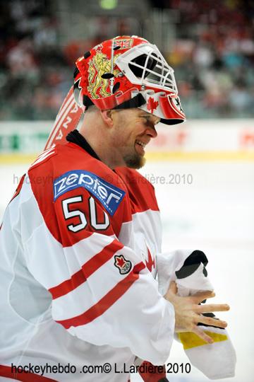 Hockey mondial 10: Le Canada écrasé — Reportage