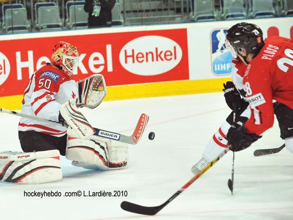 Hockey mondial 10: Le Canada écrasé — Reportage