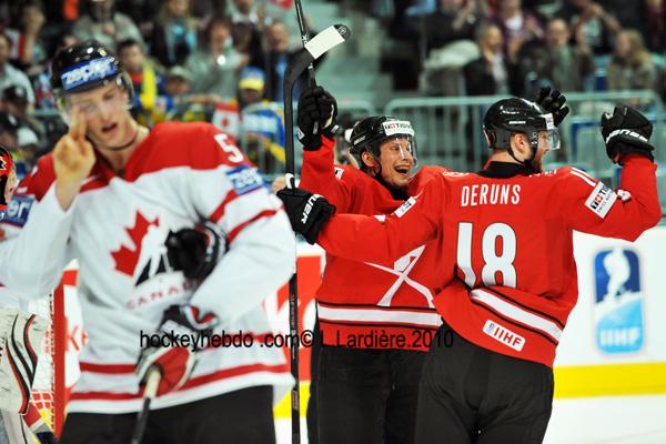Hockey mondial 10: Le Canada écrasé — Reportage