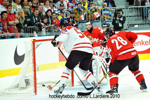 Hockey mondial 10: Le Canada écrasé — Reportage