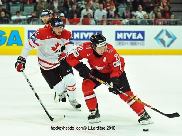 Hockey mondial 10: Le Canada écrasé — Reportage