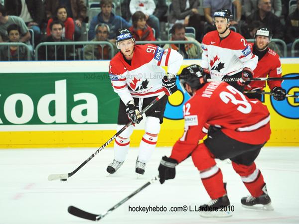 Hockey mondial 10: Le Canada écrasé — Reportage