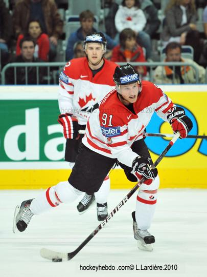 Hockey mondial 10: Le Canada écrasé — Reportage