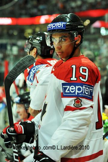 Hockey mondial 10: Le Canada écrasé — Reportage