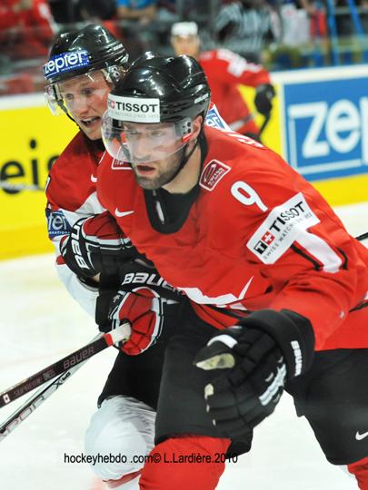 Hockey mondial 10: Le Canada écrasé — Reportage