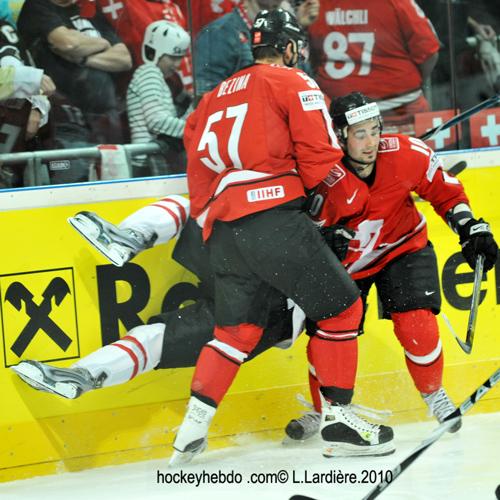 Hockey mondial 10: Le Canada écrasé — Reportage