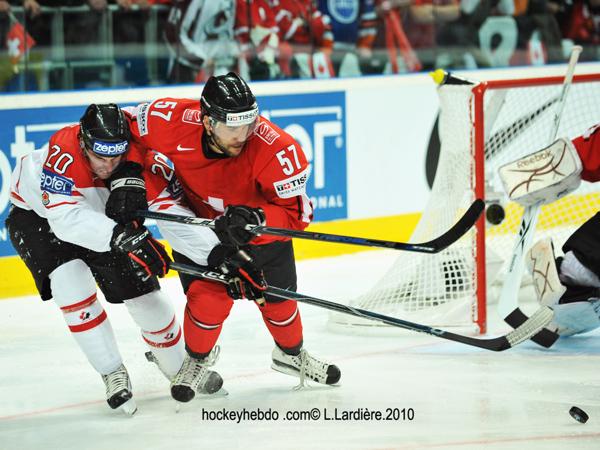 Hockey mondial 10: Le Canada écrasé — Reportage