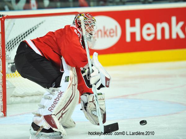 Hockey mondial 10: Le Canada écrasé — Reportage