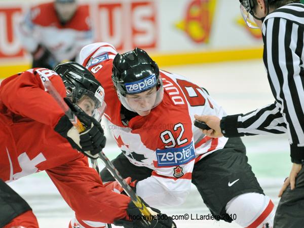 Hockey mondial 10: Le Canada écrasé — Reportage