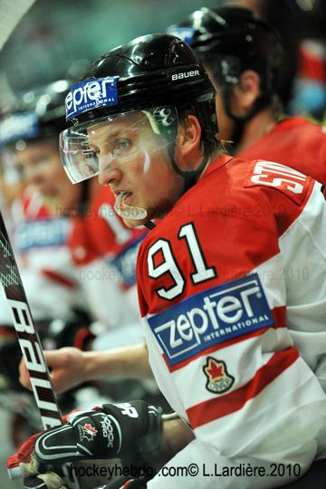 Hockey mondial 10: Le Canada écrasé — Reportage