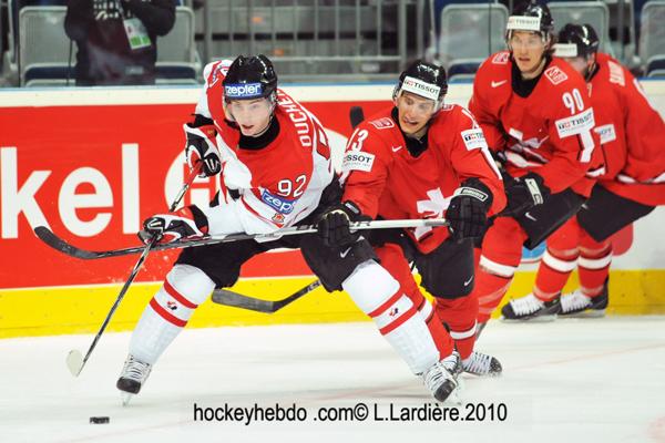 Hockey mondial 10: Le Canada écrasé — Reportage