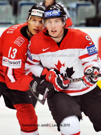 Hockey mondial 10: Le Canada écrasé — Reportage