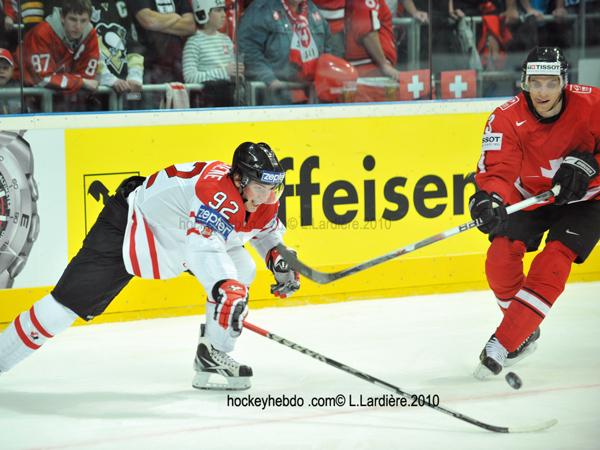 Hockey mondial 10: Le Canada écrasé — Reportage
