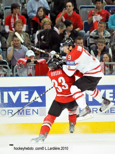 Hockey mondial 10: Le Canada écrasé — Reportage