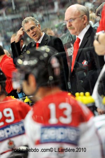 Hockey mondial 10: Le Canada écrasé — Reportage