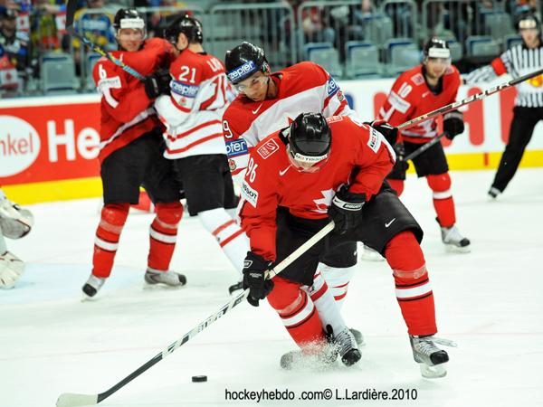 Hockey mondial 10: Le Canada écrasé — Reportage