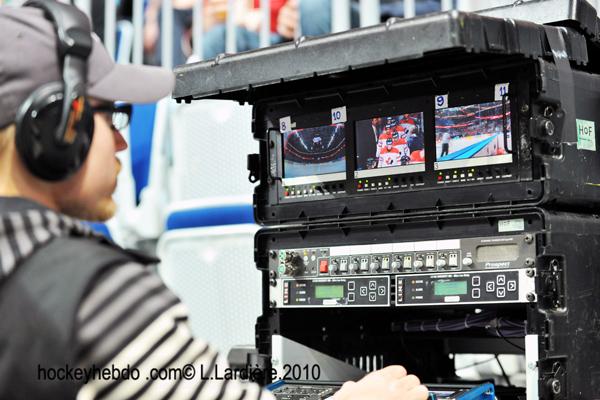 Hockey mondial 10: Le Canada écrasé — Reportage