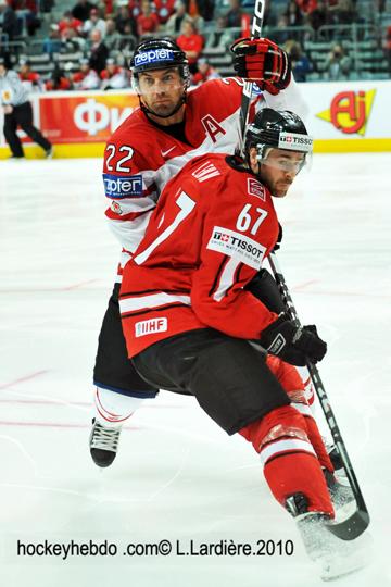 Hockey mondial 10: Le Canada écrasé — Reportage