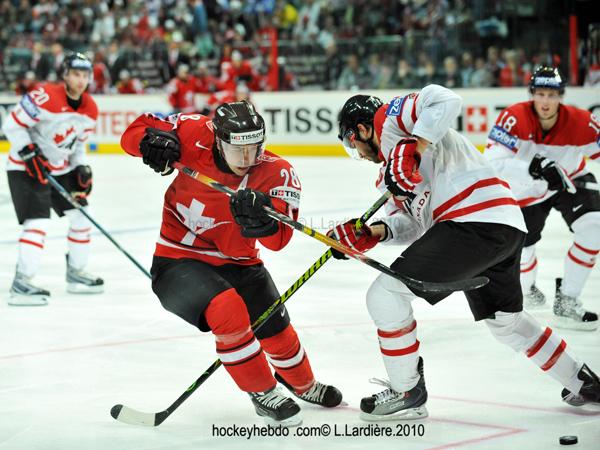 Hockey mondial 10: Le Canada écrasé — Reportage