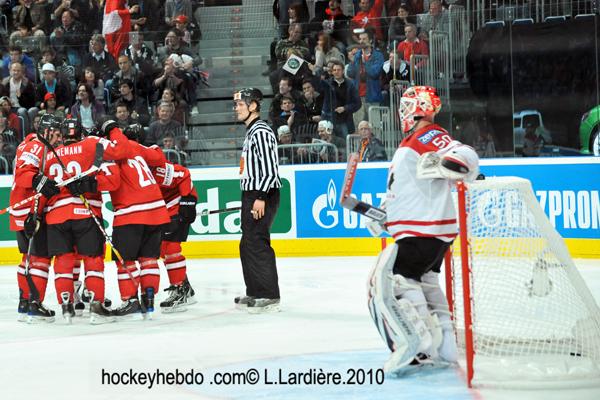 Hockey mondial 10: Le Canada écrasé — Reportage