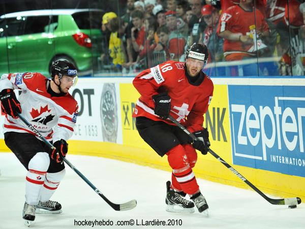 Hockey mondial 10: Le Canada écrasé — Reportage