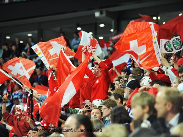 Hockey mondial 10: Le Canada écrasé — Reportage