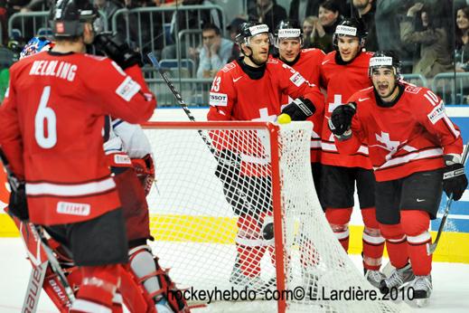 Hockey mondial 10: La Suisse invaincue — Reportage